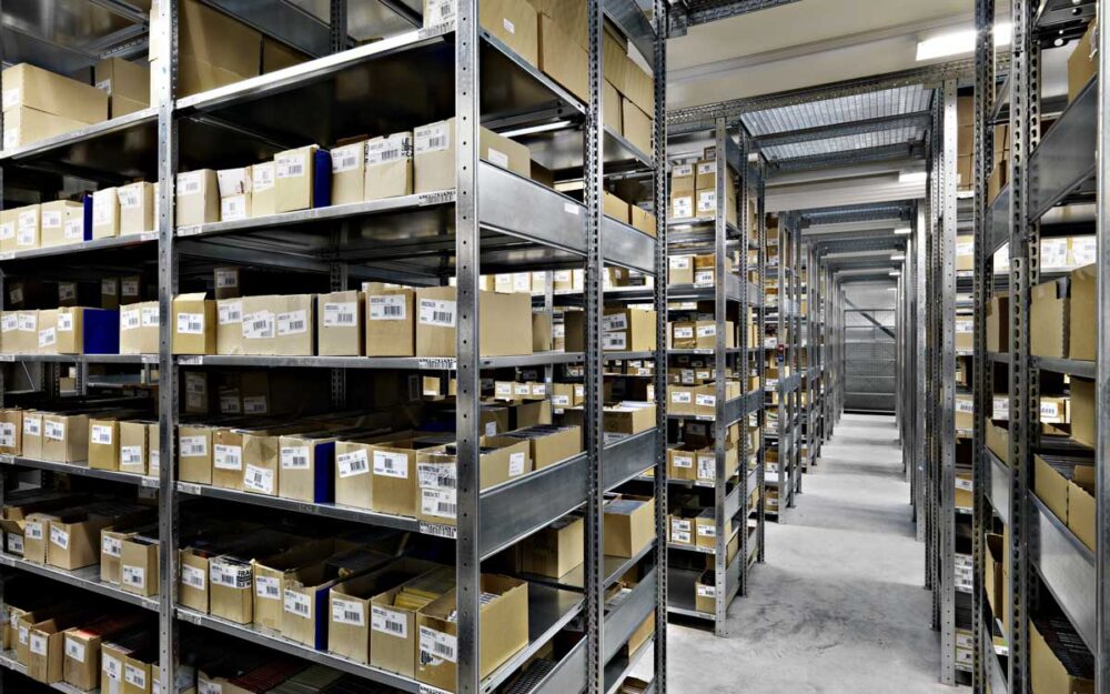 Hyllställ med spikar