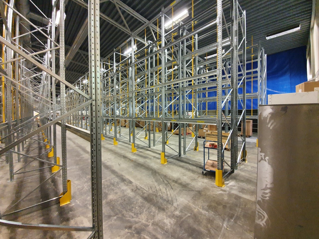 pallställ med gula stolpskydd