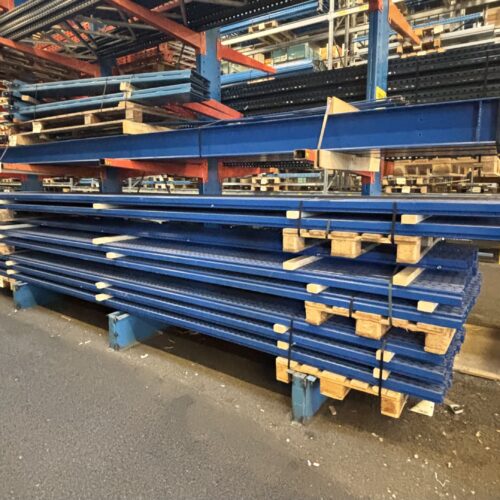 Blå stolpar till pallställ