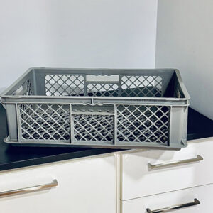 grå perforerad plastlåda