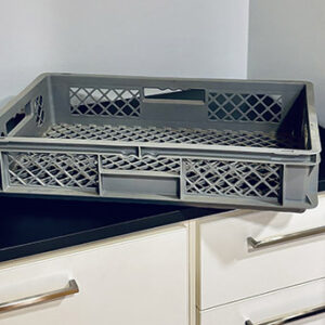 grå perforerad plastlåda