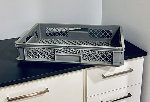 grå perforerad plastlåda